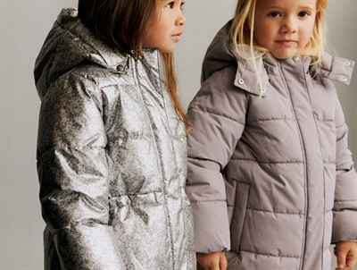 Wheat pufferjakke i silver flower meadow båret af barn
