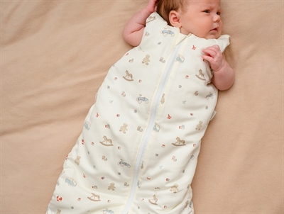 Cam Cam Copenhagen sovepose i brug til baby med vintage toys print