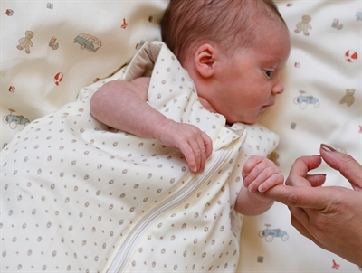 Cam Cam Copenhagen sovepose i brug til baby med rowan print