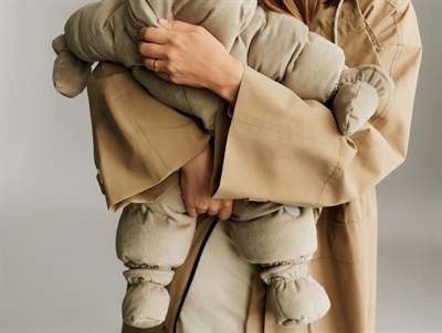 Wheat puffer baby booties i grey stone vist på barn