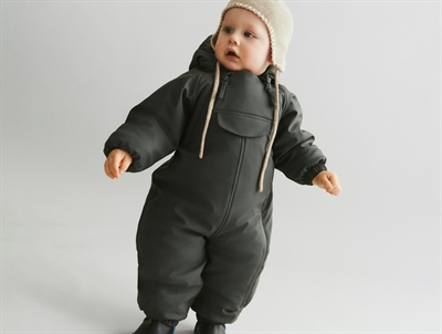 Baby iført Wheat flyverdragt greyblue med gummistropper og lynlås
