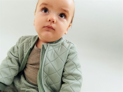 Baby iført Wheat Loui termojakke green stripe