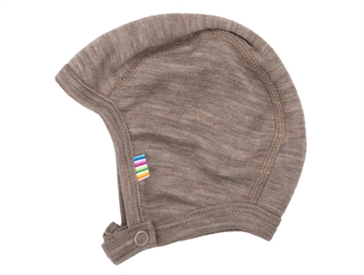 Joha hjelm i beige melange merinould og silke med trykknap