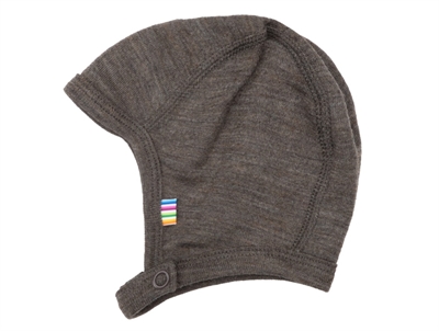 Joha hjelm i brun melange merinould og silke med trykknap