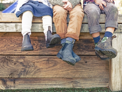 Blundstone børnestøvle i rustic black læder set på børn