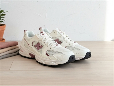 New Balance 530 sneaker hvid med bordeaux detaljer side