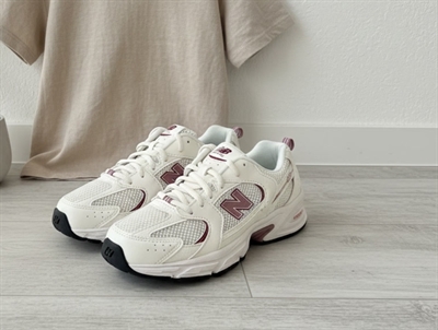 New Balance 530 sneaker hvid med bordeaux detaljer side