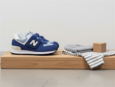 New Balance 574 sneaker i blå nuance med velcrolukning