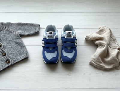 New Balance 574 sneaker i blå nuance med velcrolukning