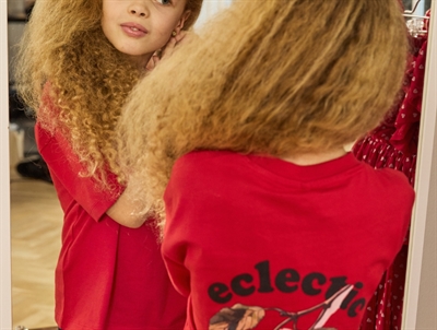 THE NEW oversized t-shirt ski patrol med kirsebærprint set på barn bagpå ved spejl