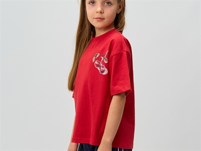 THE NEW oversized t-shirt ski patrol med kirsebærprint set på barn med front mod kamera