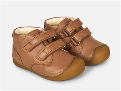 Bundgaard Petit begyndersko i cognac med dobbelte velcroremme og fleksibel sål