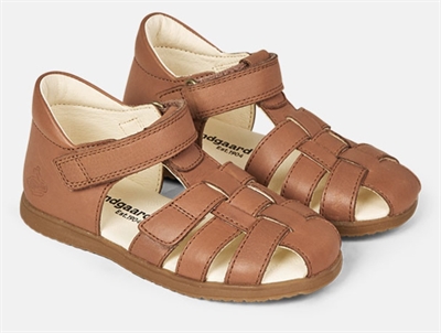 Bundgaard Bali sandal cognac med lukket tå og velcro