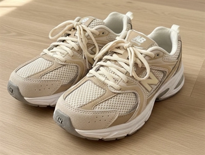 New Balance 530 sneaker til børn i beige nuance med snørelukning