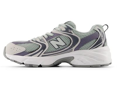 New Balance 530 børnesneaker i grå med mesh og snørelukning