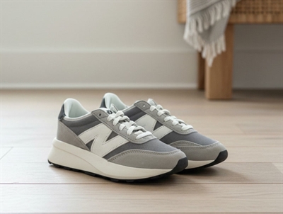 New Balance 370 sneakers concrete med ruskind