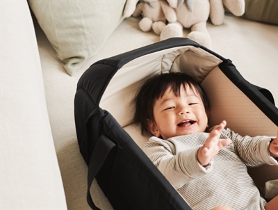 Liewood Amber baby lift i sort med baby liggende