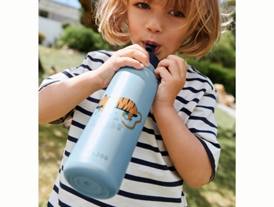 Liewood Falk drikkedunk i beach blue brugt af barn