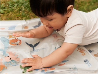 Baby leger på Liewood Elin oppustelig aktivitetsmåtte med havdyr