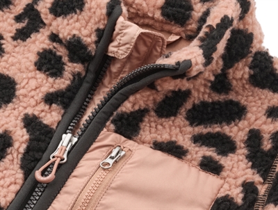 Liewood fleecejakke i rosa nuance med leopardprint og brystlomme