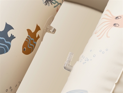 Detalje af Liewood oppusteligt badebassin med solskaerm