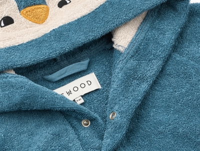 Liewood Lily pingvin badekåbe i blå nuance med hætte