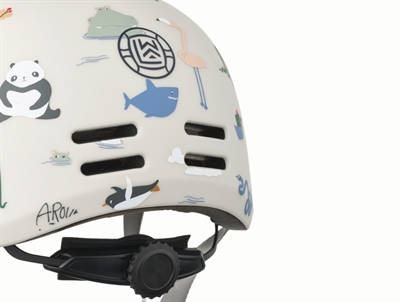 Detalje af Liewood Milly cykelhjelm med ventilationshuller og justerbar lukning