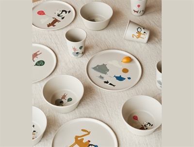 Liewood Remco tallerkensæt around the world sandy med fire tallerkener