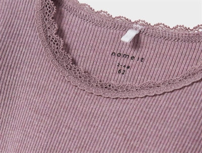 Name It body elderberry melange med blondekant