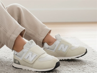 New Balance 574 prewalker sneaker til baby i grå nuance med velcrolukning