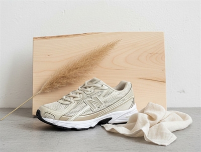 New Balance 740 sneaker i beige mesh med snørebånd og logo