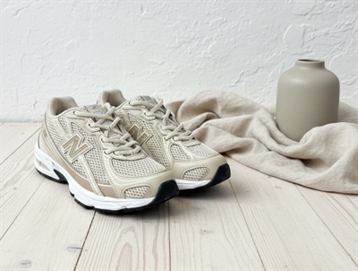 New Balance 740 sneaker i beige mesh med snørebånd og logo