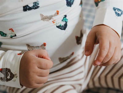 Petit Piao bodystocking råhvid med haner på barn