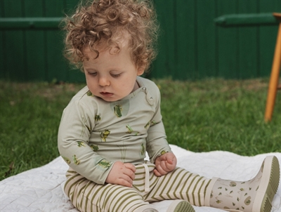 Petit Piao bodystocking i lysegrøn nuance med frøprint på barn