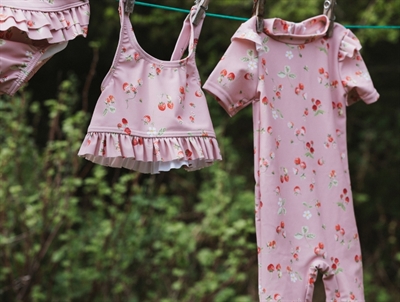 Petit Piao rosa badedragt med jordbær hængende miljø