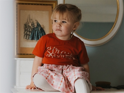 Petit Piao t-shirt rød med strawberry print på barn