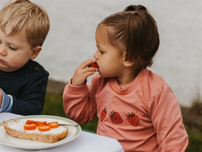 Petit Piao sweatshirt rosa med jordbær på barn