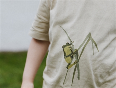 Petit Piao t-shirt i lys beige nuance med frømotiv på barn