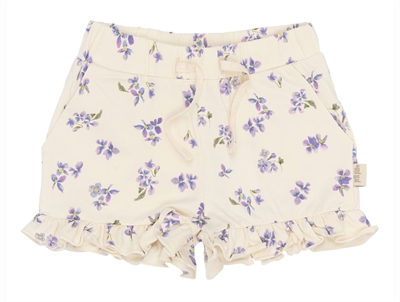 Petit Piao shorts i lys creme nuance med violprint og flæser forfra