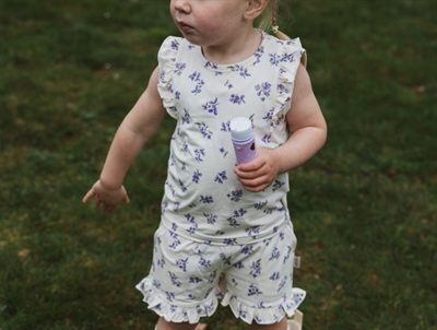 Petit Piao shorts i lys creme nuance med violprint og flæser på barn