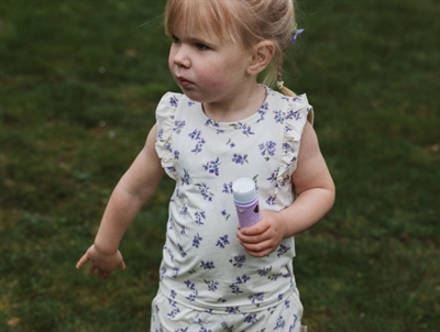 Petit Piao ærmeløs top i creme nuance med violprint og flæser på barn