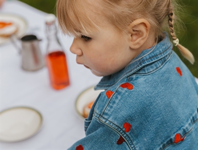 Pige klædt i Petit Piao denim jakke lyseblå