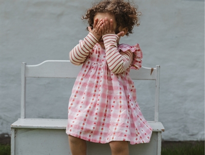 Pige iklædt Petit Piao kjole dusty rose