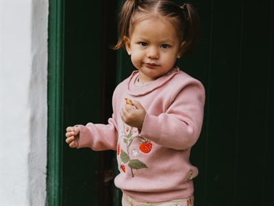 Pige iklædt Petit Piao Ellen striktrøje dusty rose