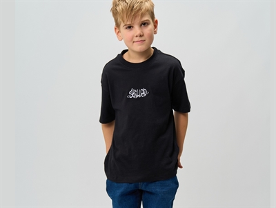 Barn iført t-shirt og der ses Forside af THE NEW TNRoss oversize t-shirt sort med grafisk print