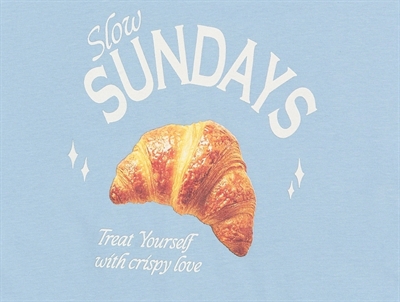 THE NEW t-shirt i lyseblå med croissant print tæt på