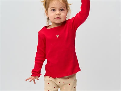 rød rib t-shirt med hjerteprint fra THE NEW siblings på barn