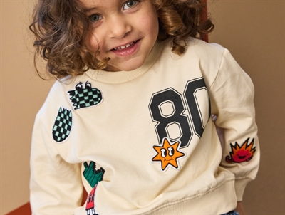 THE NEW siblings sweatshirt i gardenia med broderede figurer foran  