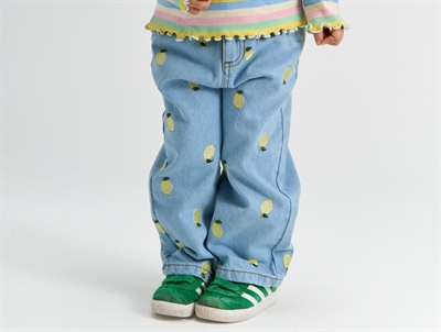 THE NEW Siblings Saja wide jeans light blue denim med citronbroderi vist på barn