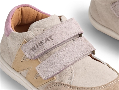 Wheat Barres sneaker i råhvid med lilla detaljer og dobbelte velcroremme